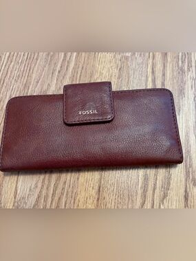 Fossil Leather Wallet in Burgundy